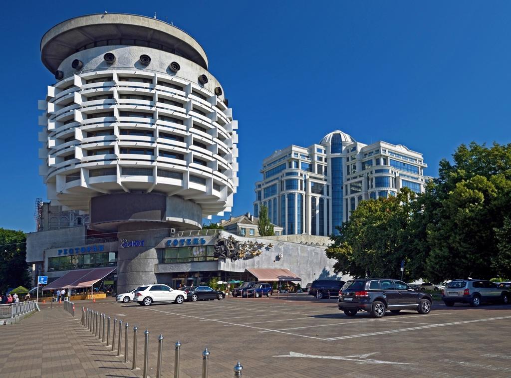 Salute Hotel Kyiv Exterior foto