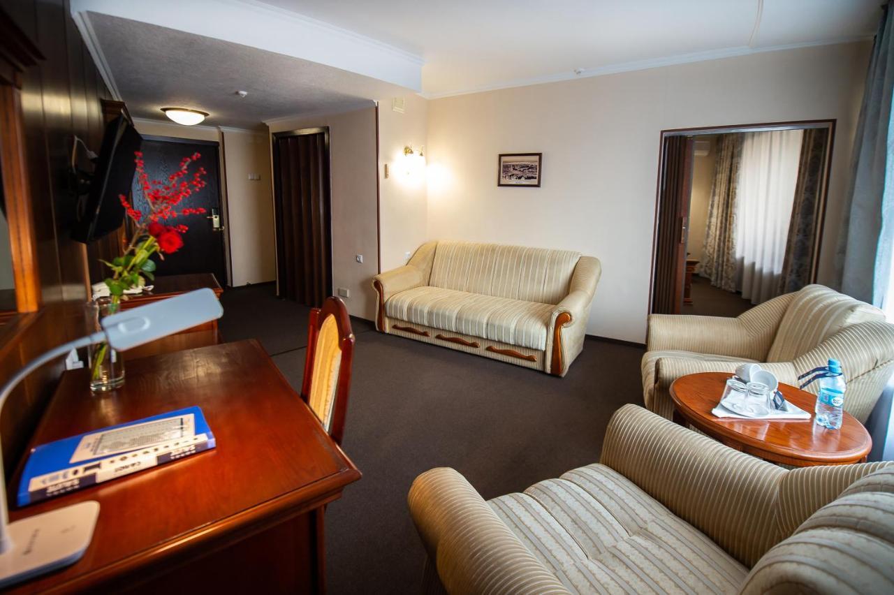Salute Hotel Kyiv Exterior foto